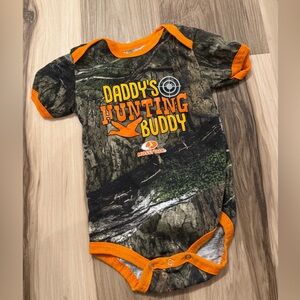 Mossy Oak Camo Baby Onesie with Orange Trim and Hunting Graphic 18 month NWOT